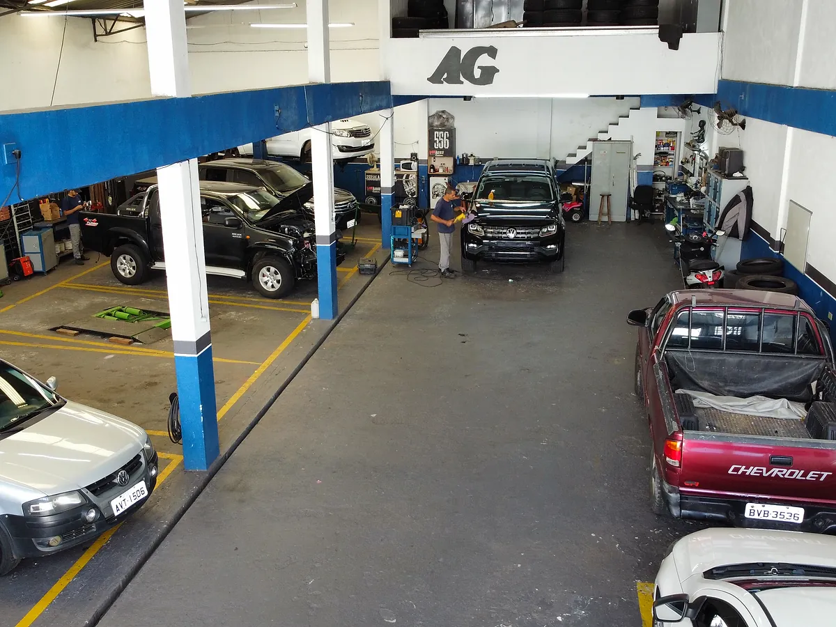 Oficina própria da AG, com elevadores e carros em preparação